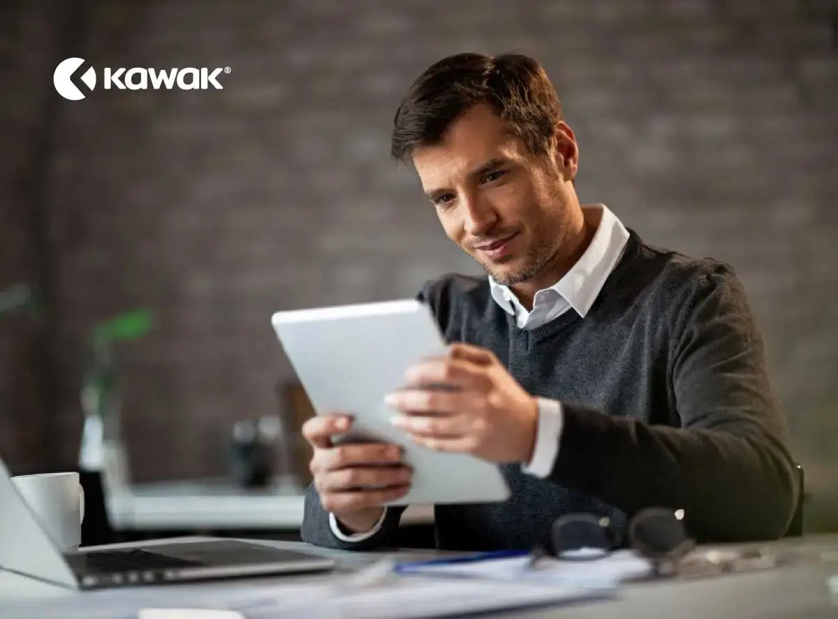 Empresario revisando un mapa de procesos en su oficina